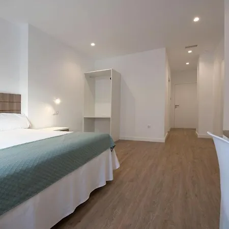 招待所 Hostal Beach 4*